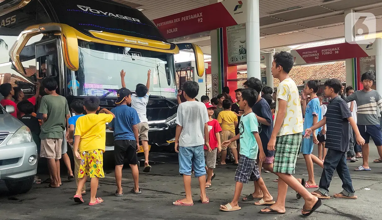 Saat ada bus AKAP (Antar Kota Antar Provinsi) yang datang, anak-anak menghampirinya dan meminta si sopir membunyikan klakson telolet. (Liputan6.com/Angga Yuniar)