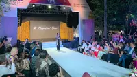 Desainer Poppy Dharsono menggelar fashion show bertajuk "The Magnificent Garut" dalam salah satu main event G20 yang digagas oleh Kemenkop UKM yakni SMEs Future Village pada Minggu (13/11/2022).(Liputan6/Benedikta Miranti)