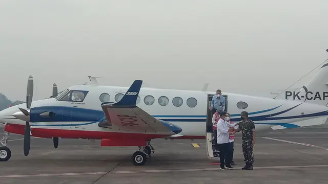 Menteri Perhubungan (Menhub) Budi Karya Sumadi melakukan uji coba runway di Bandara Halim Perdanakusuma, Jakarta, Selasa (12/7/2022).