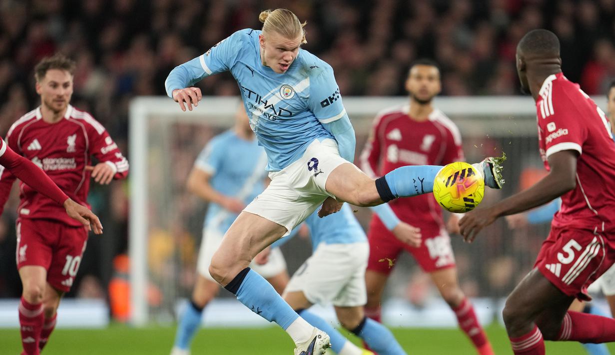 Namun, wasit VAR John Brooks menjelaskan bahwa pelanggaran Haaland menjadi titik awal, karena gol tidak dapat disahkan setelah pelanggaran jelas dilakukan oleh penyerang. (AP Photo/Jon Super)