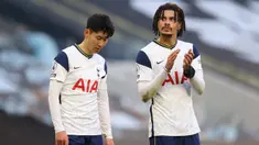 Ekspresi kecewa dua pemain Tottenham Hotspur, striker Son Heung-Min (kiri) dan gelandang Dele Alli usai dikalahkan Aston Villa 1-2 dalam laga lanjutan Liga Inggris 2020/2021 pekan ke-37 di Tottenham Hotspur Stadium, Rabu (19/5/2021). (AFP/Richard Heathcote/Pool)