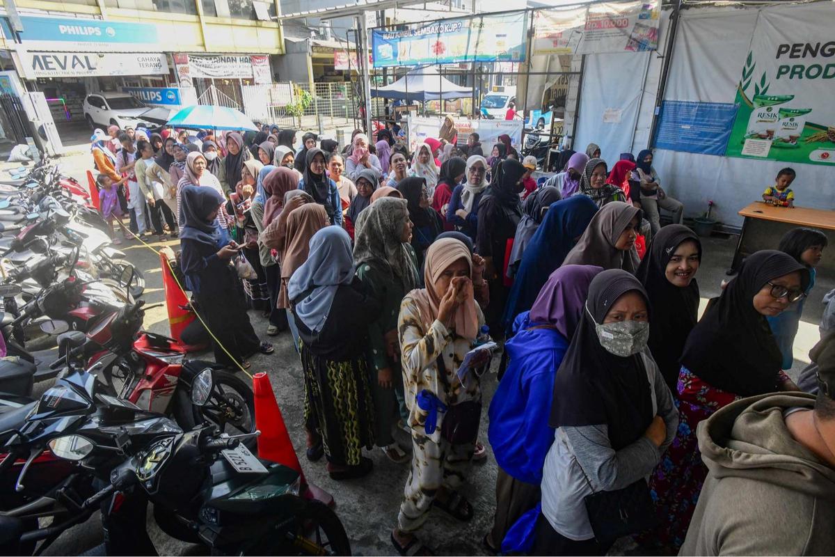 Antrean warga cairkan KJP di Duri Kosambi