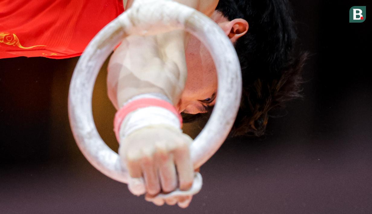 <p>Pesenam China, Zhang Boheng beraksi pada nomor gelang-gelang final aparatus putra Kejuaraan Dunia Gimnastik 2025 di Indonesia Arena, Senayan, Jakarta, Jumat (24/10/2025). (Bola.com/Bagaskara Lazuardi)</p>