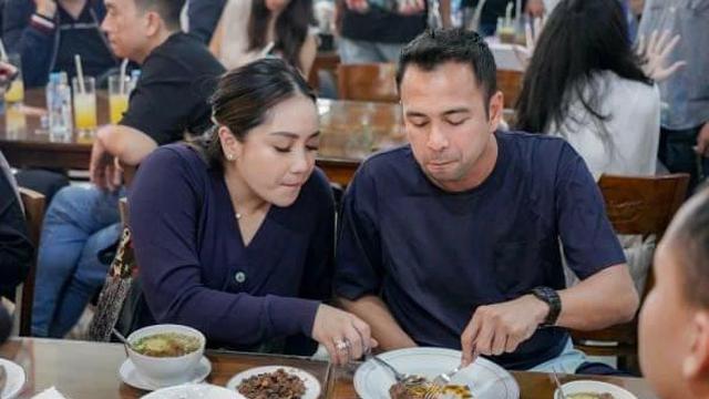 Raffi Ahmad dan Nagita Slavina menghadiri pembukaan restoran Padang Siang Malam, Kemang, Jakarta, baru-baru ini. (Foto: Dok. Koleksi Pribadi Tim Siang Malam)