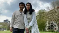 Panji dan istri sepulangnya dari salat Idul Fitri di Mescidi-Aksa (Masjid Turki) di Wegenstraat, dekat Den Haag Centrum, pada 11 Mei 2021. (Dok. Liputan6.com/Panji)