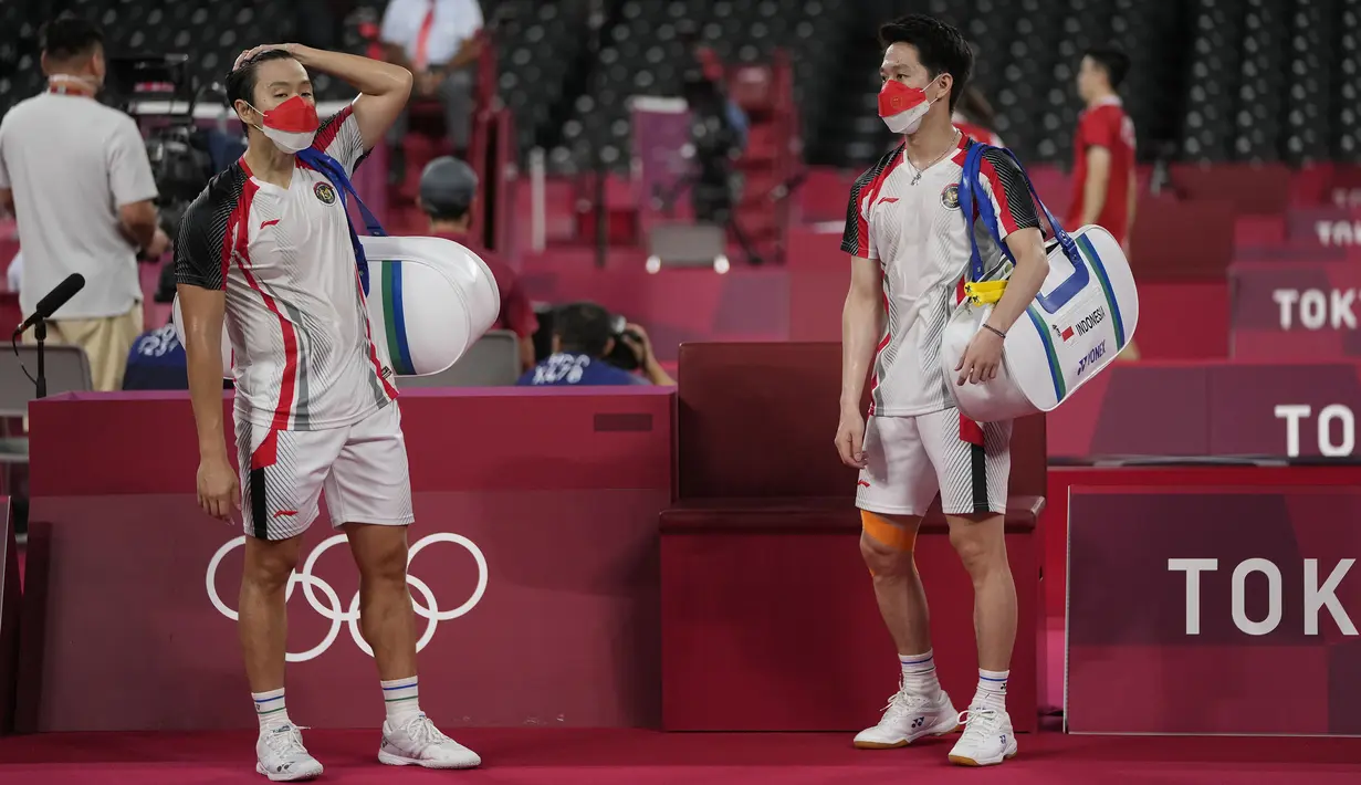 Pasangan bulu tangkis peringkat pertama dunia, Kevin Sanjaya dan Marcus Gideon harus mengubur mimpinya persembahkan medali untuk Indoneisa. Mereka berhasil ditundukkan pasangan Malaysia di perempatfinal. Harapan besar yang mereka pikul membuat permainan gagal berkembang. (Foto: AP/Markus Schreiber)