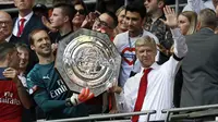 Pelatih Arsenal Arsene Wenger mnengangkat trofi Community Shield bersama Petr Cech saat merayakan kemenangannya dalam pertandingan FA Community Shield di Stadion Wembley di London, Inggris (6/8). (AFP Photo/Ian Kington)