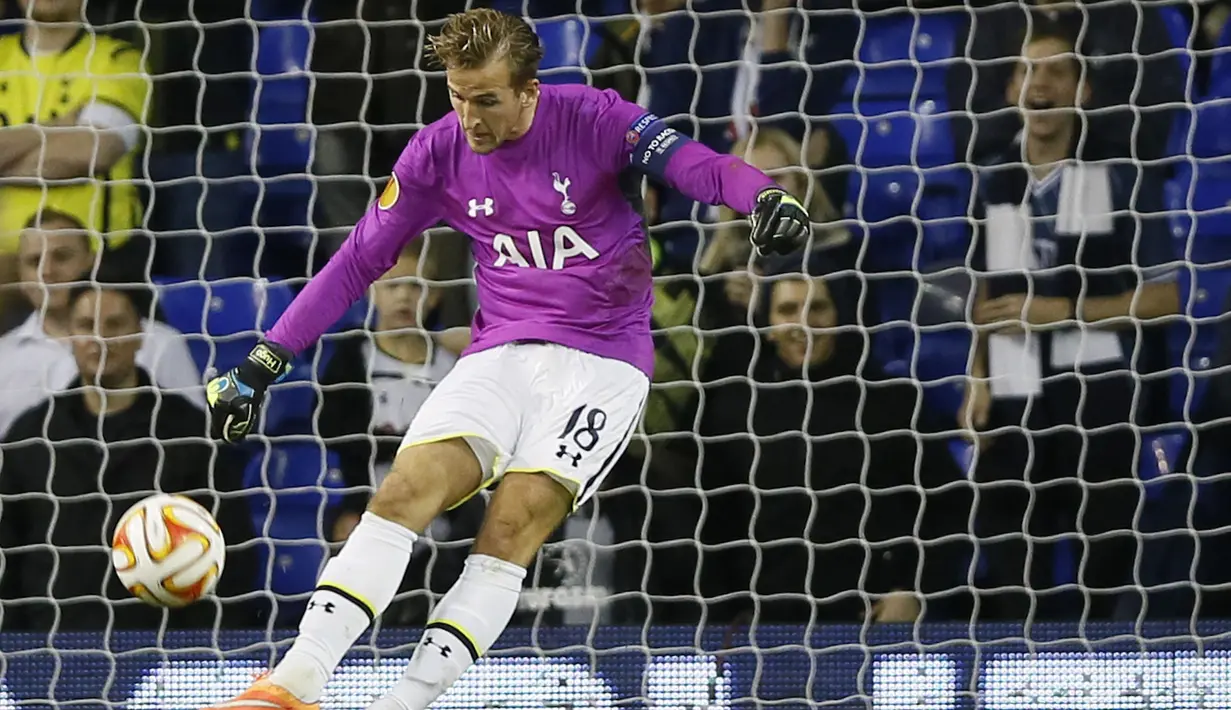 Kane gagal menghalau bola yang meluncur mulus di antara kakinya. Spurs memang menang 5-1 pada laga ini, dan satu gol tersebut lahir di masa Kane jadi kiper. (Foto: AP/Kirsty Wigglesworth)