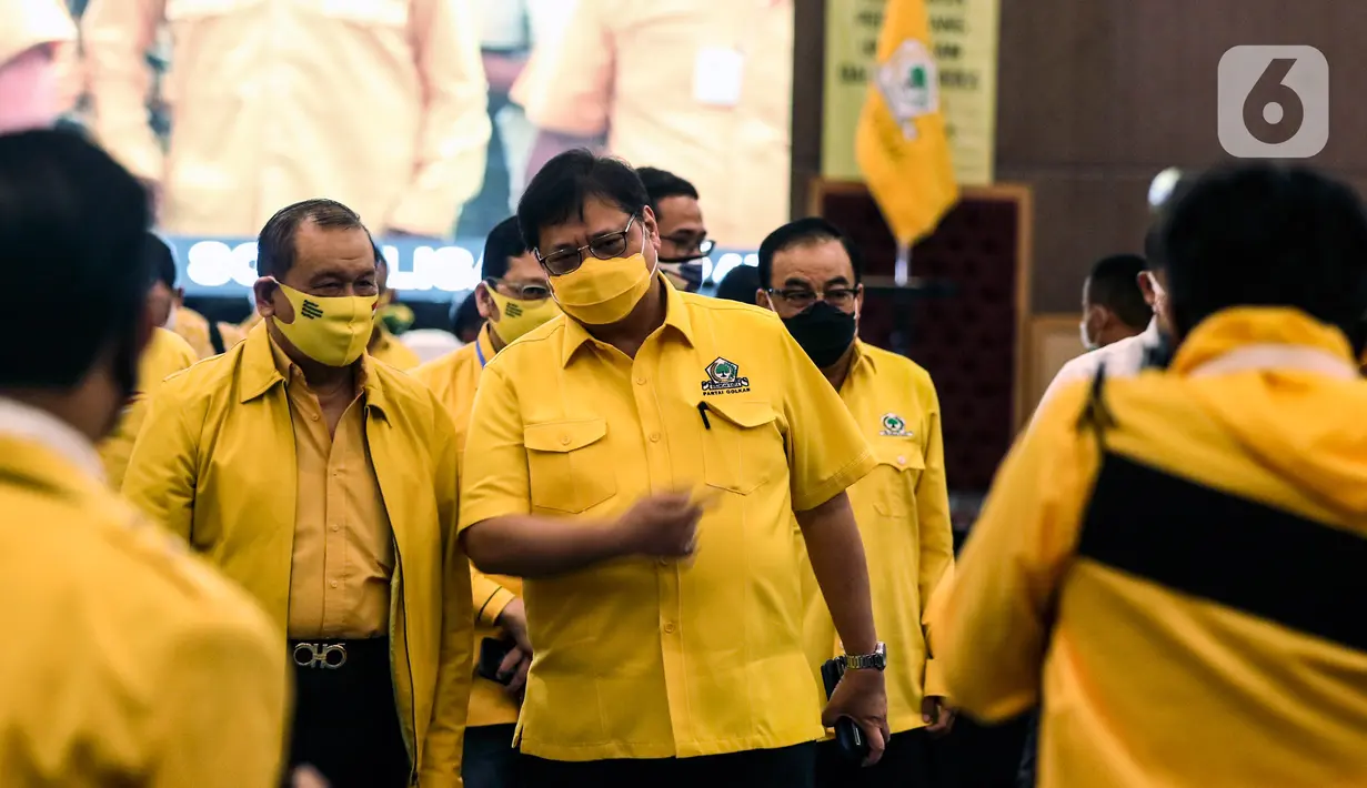 Ketum Partai Golkar Airlangga Hartarto saat menghadiri bimbingan teknis pilkada serentak 2020 di Jakarta, Minggu (30/8/2020). Bimbingan teknis dihadiri pimpinan DPRD dan Ketua Fraksi Partai Golkar untuk wilayah Sumatera II, Papua dan Papua Barat. (Liputan6.com/Johan Tallo)