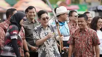 Ketua Umum KADIN Indonesia Arsjad Rasjid mencoba busur panah pada pembukaan Kejuaraan Panahan Junior 2022 di Yogyakarta. (Dok. AR)