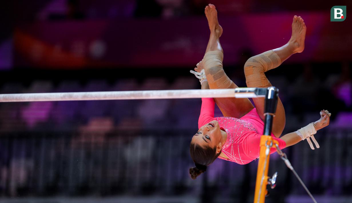 <p>Pesenam Hungaria, Zoja Szekely gagal mendarat dengan sempurna saat beraksi pada nomor palang bertingkat final aparatus putri Kejuaraan Dunia Gimnastik 2025 di Indonesia Arena, Senayan, Jakarta, Jumat (24/10/2025). (Bola.com/Bagaskara Lazuardi)</p>