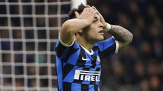 Striker Inter Milan, Lautaro Martinez, tampak kecewa usai gagal mencetak gol ke gawang Napoli pada laga semifinal Coppa Italia di Stadion Giuseppe Meazza, Rabu (12/2/2020). Inter Milan takluk 0-1 dari Napoli. (AP/Luca Bruno)