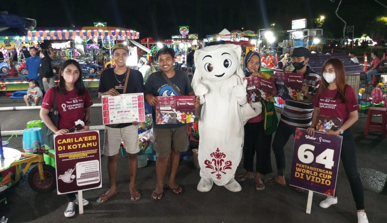 Maskot Piala Dunia 2022, La'eeb, foto bersama warga di Lapangan Makodam Brawijaya, Surabaya. (Procomm Surya Citra Media)