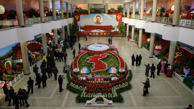 Pandangan umum menunjukkan pameran bunga 'Kimjongilia' di Pyongyang, Kamis (14/2). Korea Utara menggelar festival bunga untuk merayakan ulang tahun mendiang mantan pemimpin tertinggi Korea Utara yang juga ayah Kim Jong-un, Kim Jong-il. (Ed JONES/AFP)