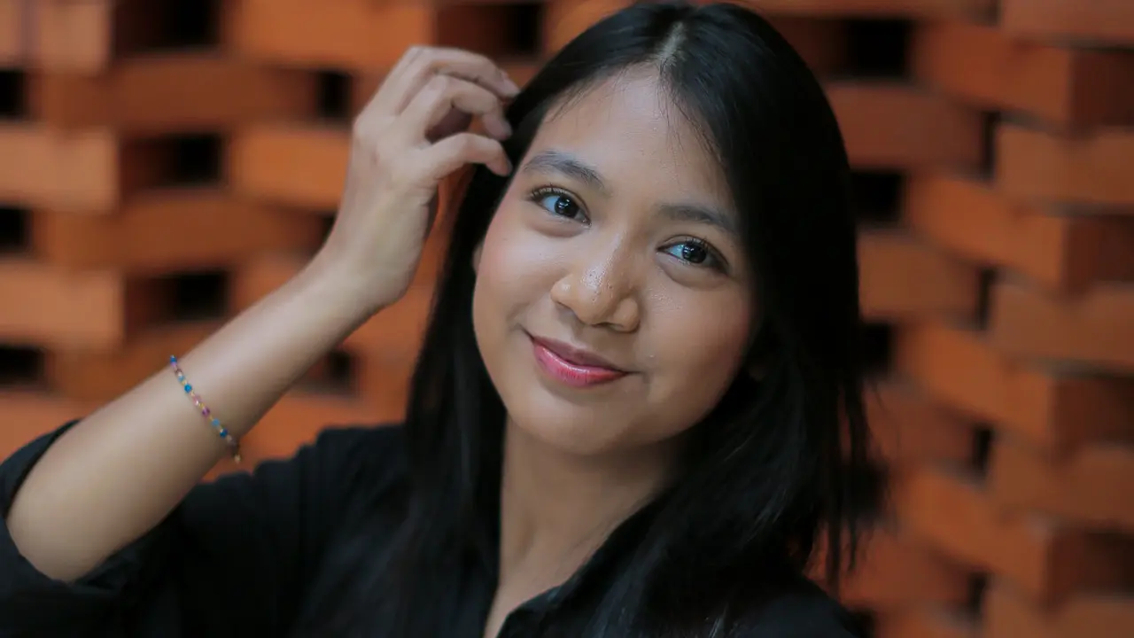 wanita mei aura yang menyenangkan