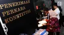 Sejumlah pengacara dari ACTA mendaftarkan permohonan uji materi Undang-undang ITE ke MK, Jakarta, Senin (18/9). Uji materi ini karena prihatin banyak aktivis yang terjerat masalah hukum karena mengkritik di media sosial. (Liputan6.com/Angga Yuniar)