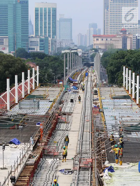 Suasana pemasangan rel kereta proyek pembangunan MRT di Jakarta, Selasa (31/10). Pembangunan fisik Mass Rapid Transit (MRT) Jakarta fase 1 hingga akhir September 2017 telah mencapai 80%. (Liputan6.com/Angga Yuniar)