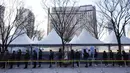 Orang-orang menunggu tes virus corona mereka di tempat pengujian darurat di Seoul, Korea Selatan, Rabu (23/2/2022). Kasus harian COVID-19 baru Korea Selatan mencapai rekor tertinggi, melonjak menjadi 171.452 dari 99.569 kasus sehari sebelumnya. (AP Photo/Ahn Young-joon)
