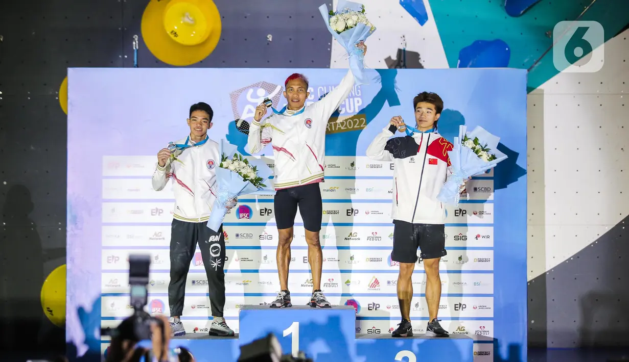 Atlet panjat tebing Indonesia Aspar Jailolo (tengah) saat meraih juara kategori speed dalam Kejuaran Dunia Panjat Tebing 2022 (International Federation of Sport Climbing/IFSC) di Jakarta, Sabtu (24/9/2022). Aspar berhasil mengalahkan lawan yang juga kompatriotnya, Kiromal Katibin. Catatan waktu Aspar adalah 5,39 detik. (Liputan6.com/Faizal Fanani)