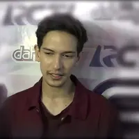 Tergabung dalam satu grup musik Bukan Bintang Biasa (BBB), Laudya Cynthia Bella sering sekali dijodohkan dengan Dimas Beck. Tetapi Dimas membantah adanya hubungan spesial diantara mereka. Menurut Dimas, Bella sudah seperti seorang sahabat untuknya.