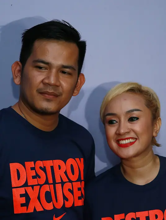 Pasangan yang baru resmi menjadi suami istri ini harus rela kembali berjauhan lantaran keduanya memiliki kesibukan dalam pekerjaan masing-masing. Meski harus ‘LDR’, Lia mengaku sudah saling percaya satu sama lain. (Deki Prayoga/Bintang.com)