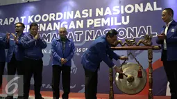Zulkifli Hasan memukul gong saat pembukaan Rakornas Pemenangan Pemilu Partai Amanat Rakyat di Jakarta, Rabu (14/12). Rakornas Pemenangan Pemilu PAN ini membahas strategi pemenangan pemilihan umum Presiden pada tahun 2019. (Liputan6.com/Faizal Fanani)