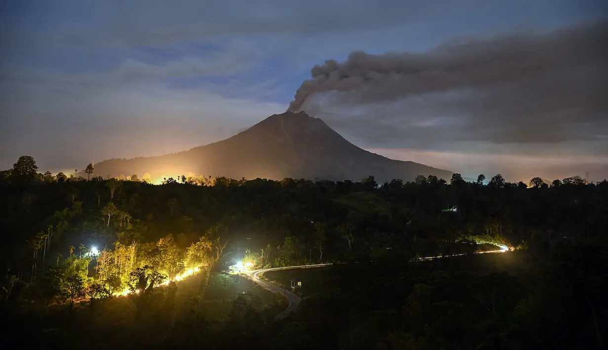 Gunung Sinabung menyemburkan abu dan asap tebal sebagaimana terlihat dari Karo, Provinsi Sumatra Utara, Rabu, 2 September 2026. (AFP/ YT Haryono)