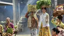 Kebaya dengan potongan longgar, kian unik berpadu aksen tangang lonceng yang memberi twist pada kebaya kartini. [Foto: Dian Sastrowardoyo/ Instagram]