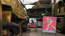 Poster Perang Dunia II yang diadaptasi untuk perjuangan melawan COVID-19 dipamerkan di Museum of American Armor di Plainview, New York, 15 Agustus 2020. Pameran poster Perang Dunia II yang kini diadaptasi tersebut untuk mengingatkan pengunjung agar waspada terhadap COVID-19. (Xinhua/Wang Ying)