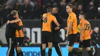Para pemain Wolverhampton Wanderers dan sang manajer, Nuno Espirito Sant, gembira setelah menaklukkan Manchester City, di Stadion Molineux, tadi malam. Wolves unggul 3-2.  (AFP / Paul Ellis)