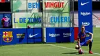 Striker Belanda, Luuk De Jong berpose untuk media selama perkenalan resminya setelah menandatangani kontrak dengan FC Barcelona di Barcelona, Spanyol, Kamis (9/9/2021). De Jong merupakan pemain yang dimiliki Sevilla sebelum bergabung bersama Barcelona. (AP Photo/Joan Monfort)