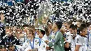 Pemain Real Madrid mengangkat piala usai menjadi juara Liga Champions 2018 di Stadion NSK Olimpiyskiy, Ukraina (26/5). Menang 3-1, El Real berhasil hat-trick juara kasta tertinggi kompetisi antarklub Eropa tersebut. (AP/Sergei Grits)