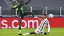Pemain Ferencvaros Tokmac Nguen (kiri) menendang bola melewati pemain Juventus Alex Sandro pada pertandingan Grup G Liga Champions di Allianz Stadium, Turin, Italia, Selasa (24/11/2020). Juventus melaju ke 16 besar Liga Champions usai menekuk Ferencvaros 2-1. (Marco Alpozzi/LaPresse via AP)