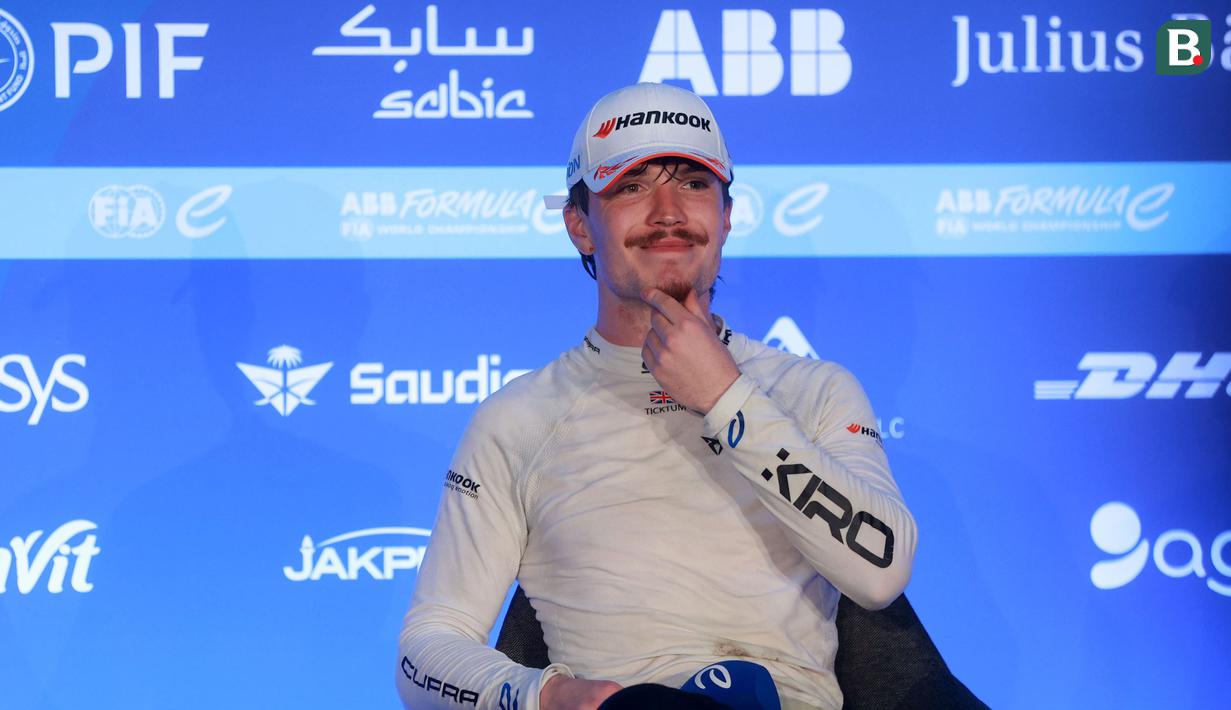 Pembalap tim Kiro Racing, Dan Ticktum memberikan keterangan dalam konferensi pers setelah memenangkan ajang Jakarta E-Prix 2025 yang berlangsung di Jakarta International ePrix Circuit, Ancol, Sabtu (21/6/2025). (Bola.com/M Iqbal Ichsan)