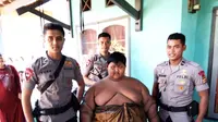 Arya Permana (10), bocah berbobot badan 188 kilogram, asal Kampung Kaca Piring, Cipurwasari, Kecamatan Tegal Waru, Karawang, Jawa Barat. (Liputan6.com/Abramena)