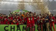 Para pemain Persija Jakarta merayakan gelar juara usai mengalahkan Mitra Kukar pada laga Liga 1 di SUGBK, Jakarta, Minggu (9/12). Persija menang 2-1 atas Mitra. (Bola.com/Yoppy Renato)