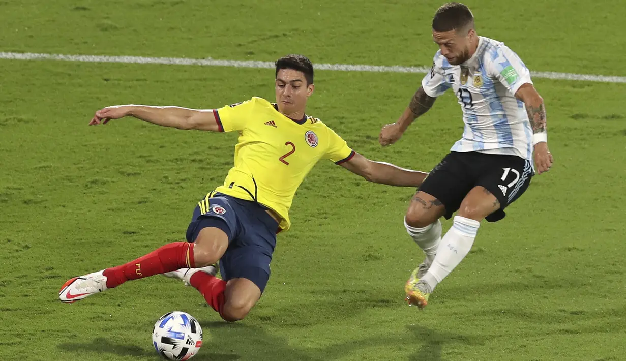 Pemain Kolombia Stefan Medina (kiri)  berebut bola dengan pemain Argentina Alejandro Gomez pada laga Kualifikasi Piala Dunia 2022 Zona Conmebol di Estadio Mario Alberto Kempes di Cordoba, Argentina, Rabu (2/2/2022). Argentina menang tipis atas Kolombia 1-0. (AP Photo/Nicolas Aguilera)