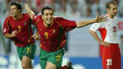 Pauleta. Eks striker Portugal berusia 49 tahun yang telah pensiun pada Juli 2011 ini menjadi pemain Portugal kedua yang berhasil mencetak hattrick di ajang Piala Dunia. Momen itu terjadi dalam keikutsertaan Portugal yang ketiga kali di ajang Piala Dunia pada edisi 2002. Saat laga kedua di fase Grup D menghadapi Polandia (10/6/2002) Pauleta mencetak 3 gol dalam laga yang berakhir 4-0. (AFP/Emmanuel Dunand)