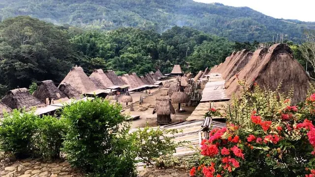 Terdapat Kampung Bena, Bajawa terletak di puncak bukit Gunung Irienie @rallyreli