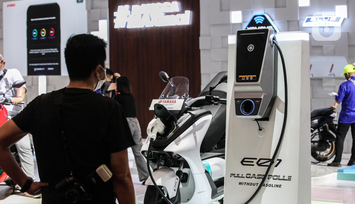 Pengunjung memperhatikan cara pengisian bahan bakar sepeda motor listrik yang dipamerkan pada pembukaan Indonesia Motorcycle Show (IMOS) 2022 di Jakarta Convention Center (JCC), Jakarta, Rabu (2/11/2022). Acara ini berlangsung pada tanggal 2 hingga 6 November 2022. (Liputan6.com/Johan Tallo)