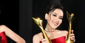 Legasi Ayu Ting-Ting semakin diakui dengan kembali mendapatkan penghargaan. Penampilannya yang effortlessly glam pun mencuri perhatian [@ayutingting92]