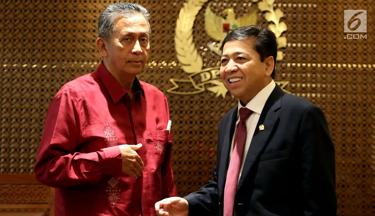 Ketua BPK, Moermahadi Soerja Djanegara bersama Ketua DPR Setya Novanto usai menyerahkan hasil investigasi Pelindo II di Gedung Nusantara III, Komplek Parlemen, Senayan, Jakarta Selasa (13/6). (Liputan6.com/Johan Tallo)