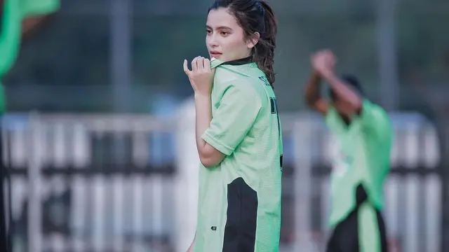 7 Potret Femila Sinakuban, Jebolan Indonesia Idol yang Jago Main Bola