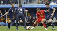 Penyerang Belgia, Eden Hazard, melewati pemain Prancis pada laga semifinal Piala Dunia di Stadion St Petersburg, Selasa (10/7/2018). Prancis menang 1-0 atas Belgia. (AP/Natacha Pisarenko)