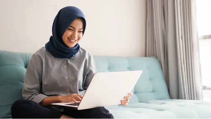 Cuma Duduk di Depan Komputer Kok Bisa Bikin Keringetan? Cari Tahu Penyebabnya Yuk!