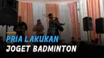 Seorang pria menghibur di acara nikahan temannya dengan berjoget.