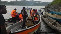 Pencarian aparat gabungan yang dibantu warga dalam pencaria dua polisi hilang di Sungai Mamberamo Raya. (Kabarpapua.co/Polda Papua)