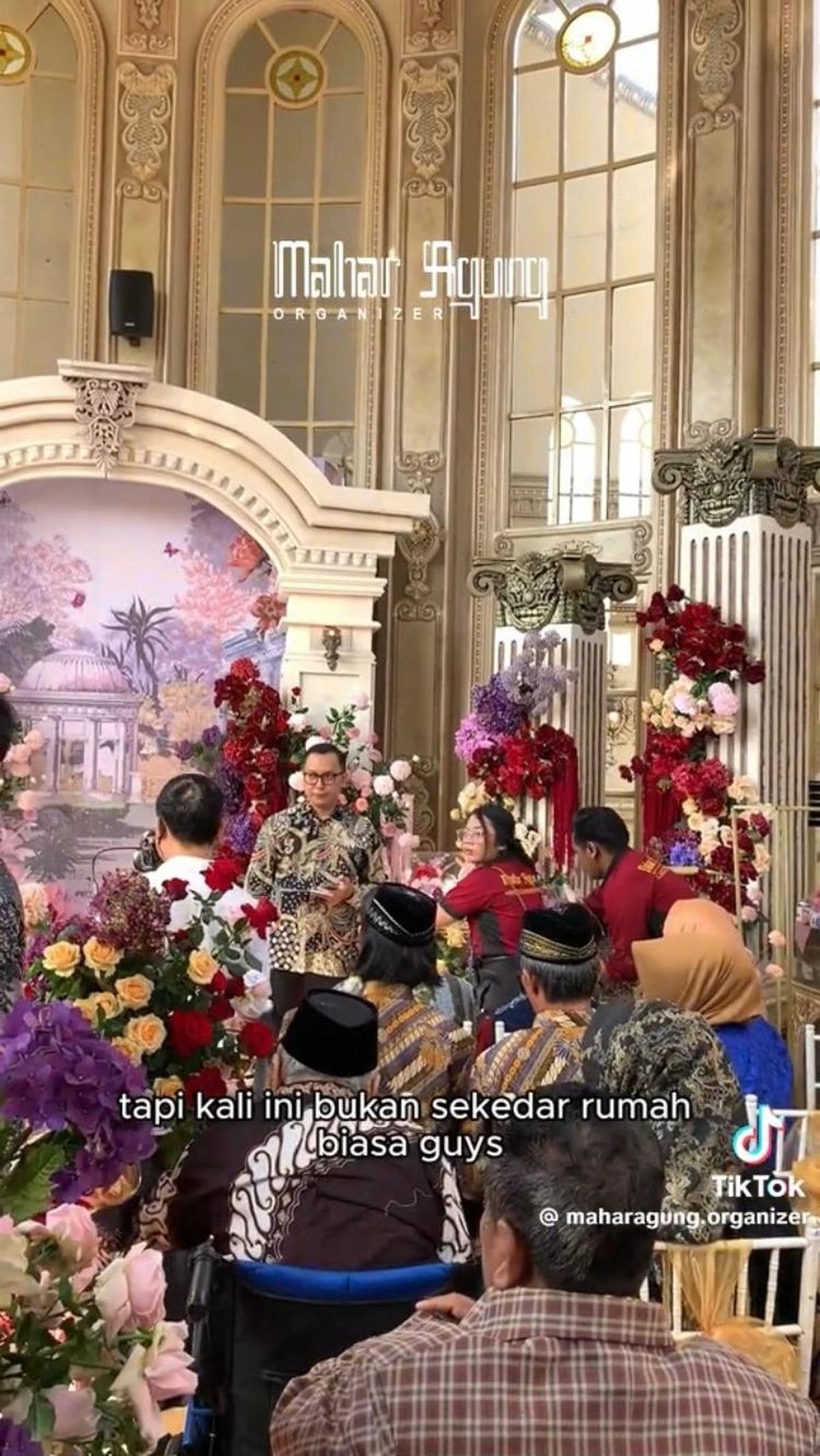 Beginilah potret dekorasi mewah lamaran yang diadakan di rumah sultan Sidoarjo yang viral di TikTok.