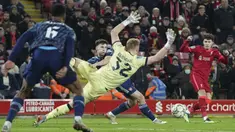 Ketergantungan Liverpool kepada Mohamed Salah yang harus memperkuat mesir di Piala Afrika 2021 terbukti. Bertindak sebagai tuan rumah dalam laga leg pertama semifinal Carabao Cup, Kamis (13/1/2022), The Reds ditahan imbang 0-0 Arsenal meski unggul jumlah pemain. (AP/Jon Super)