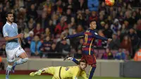 Penyerang Barcelona, Neymar (kanan) melepaskan tembakan ke gawang Celta Vigo yang berbuah gol terakhir pada pertandingan Primera Division La Liga, di Camp Nou, Sabtu (13/2/2016), yang dimenangi tuan rumah 6-1. (AFP/LLUIS GENE)